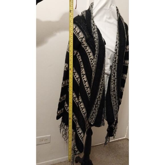 Billabong Black White Grey Striped Knit Shawl Cardigan Poncho Wrap Fringed M/L - Picture 5 of 11